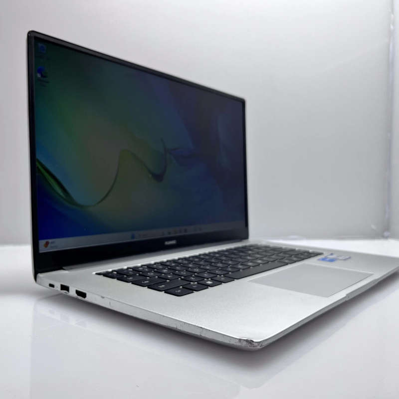 Huawei MateBook D15 "Core i3" 8GB RAM 256GB SSD Silver - Minor Bright Spot