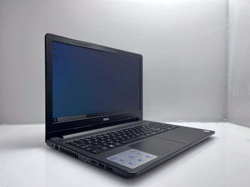 Dell Vostro 15 7th Gen "Core i3" 2.30GHz 8GB RAM 256GB SSD Black - Minor Bright Spots