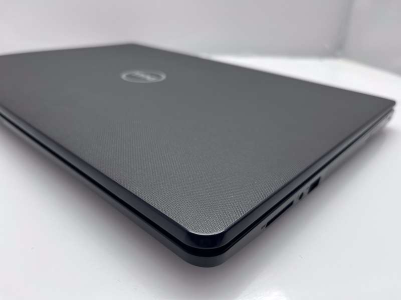 Dell Vostro 15 7th Gen "Core i3" 2.30GHz 8GB RAM 256GB SSD Black - Minor Bright Spots