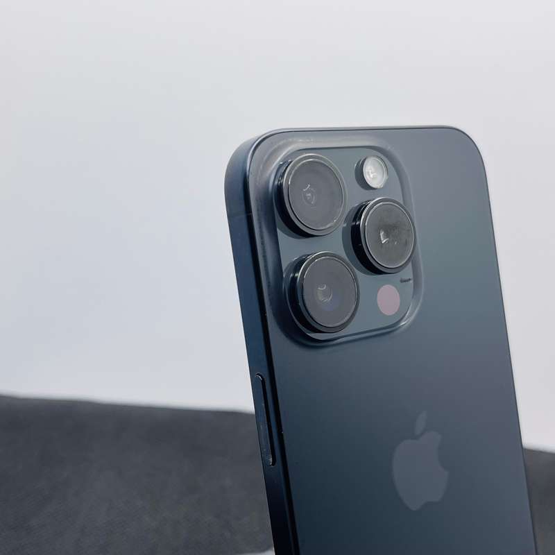 Apple iPhone 15 Pro 256GB Black Titanium (12 Month Warranty) + Screen Protector Bundle Value: R200