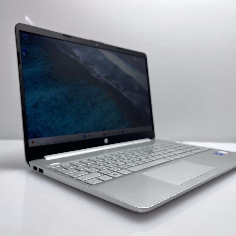 HP-15s-fq4000ni "Core i7" 8GB RAM 256GB SSD - Silver (3 Month Warranty) - Cracked Hinge
