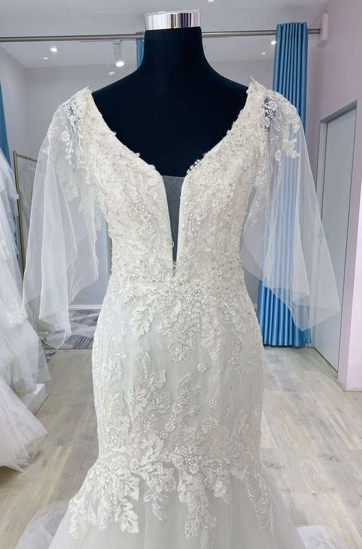 (Rental) Prudence, Trumpet wedding gown with detachable sleeves.