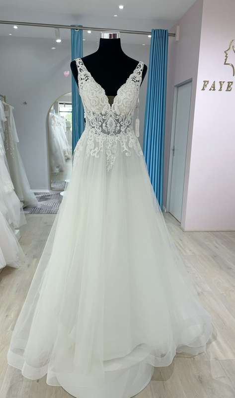 (Rental) Lindy, Empire lace detail bodice tulle wedding dress.