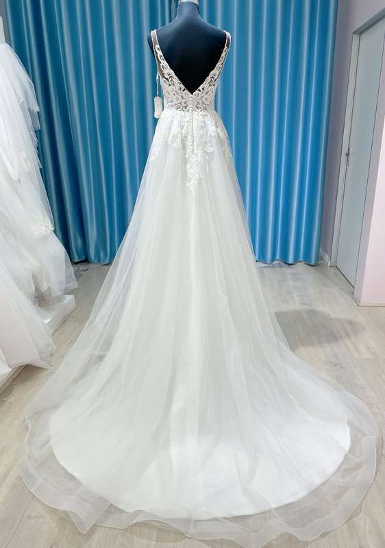 (Rental) Lindy, Empire lace detail bodice tulle wedding dress.