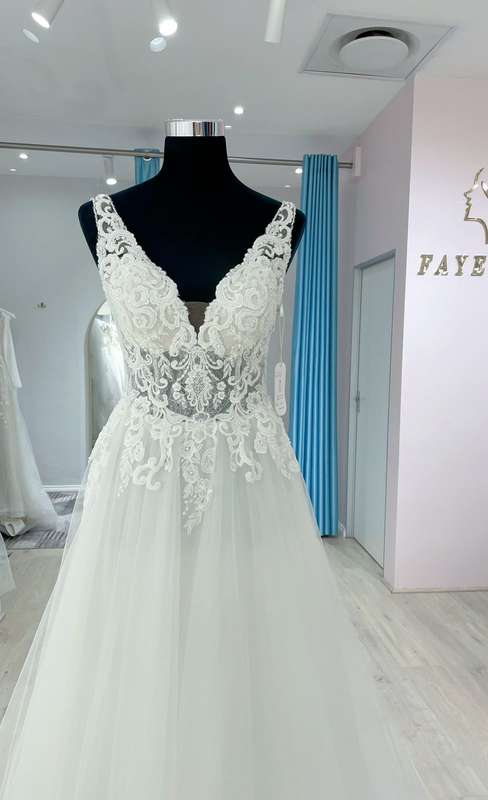 (Rental) Lindy, Empire lace detail bodice tulle wedding dress.