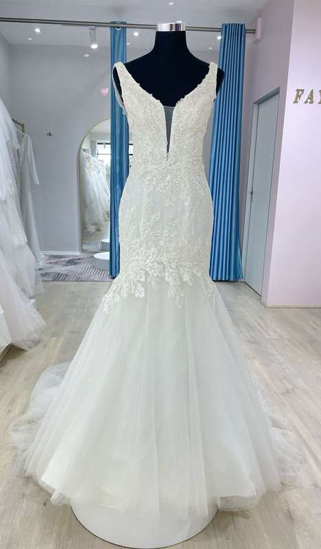 (Rental) Prudence, Trumpet wedding gown with detachable sleeves.