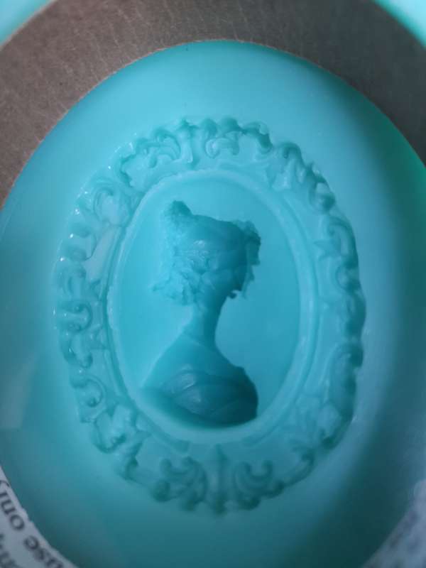 Georgian Cameo Silicone Mould - 90g