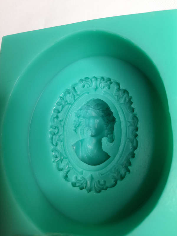 Victorian Cameo Silicone Mould - 92g