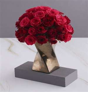 A Twist of Red and Cerise Roses