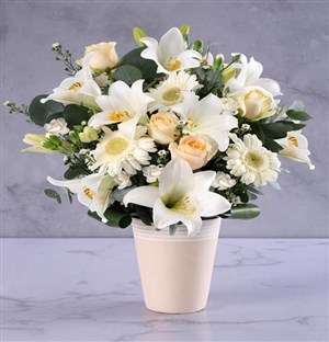 Elegant Cream Flower Arrangement