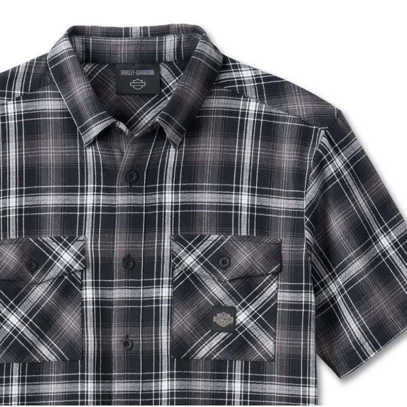 Men's Backing It In Short Sleeve Plaid Shirt - L