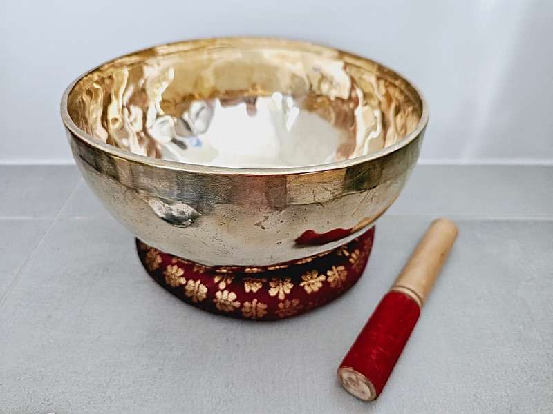 Brass Singing Bowl - Handmade &amp; Hammered (06) 24cm