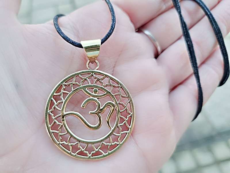 Round OM necklace (Brass)