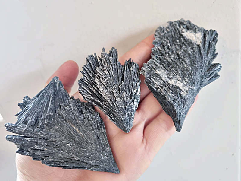 Black Kyanite Cluster (5-8cm)