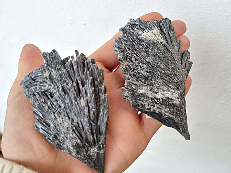 Black Kyanite Cluster (5-8cm)