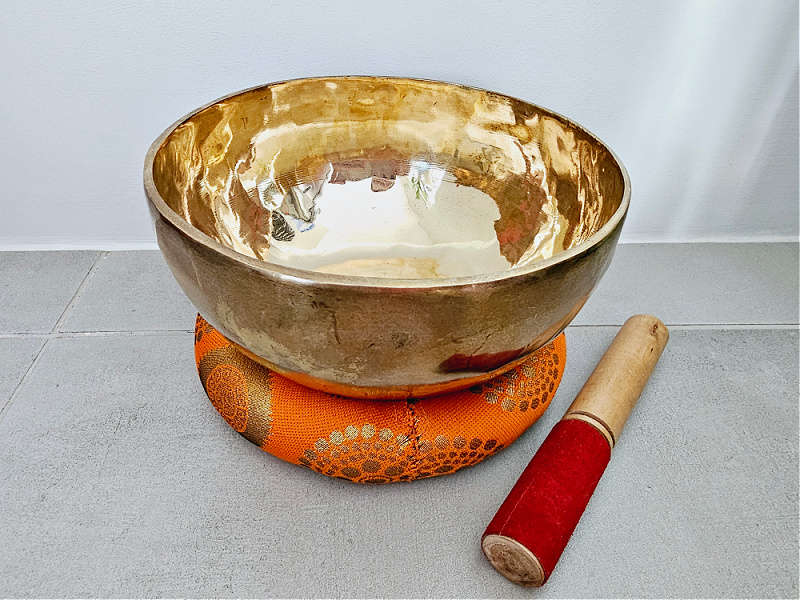 Brass Singing Bowl - Handmade &amp; Hammered  (05) 22cm