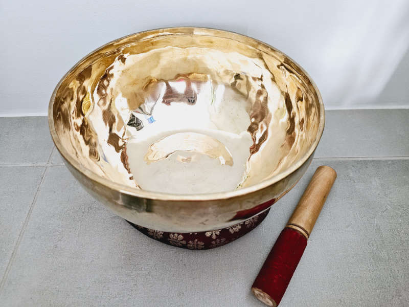 Brass Singing Bowl - Handmade &amp; Hammered (06) 24cm
