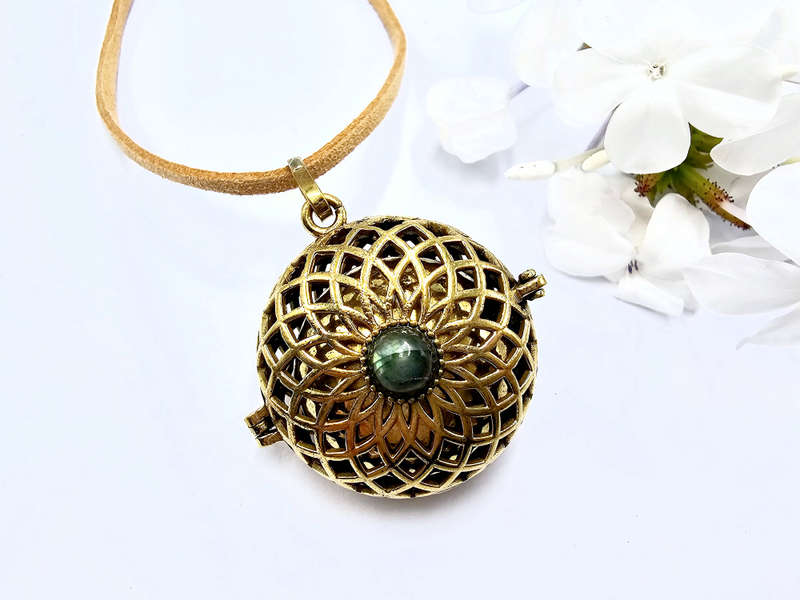 Harmony Bell Necklace Labradorite Brass (Opens)