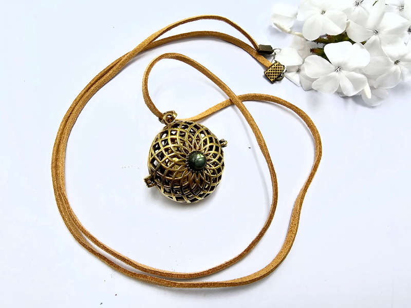 Harmony Bell Necklace Labradorite Brass (Opens)