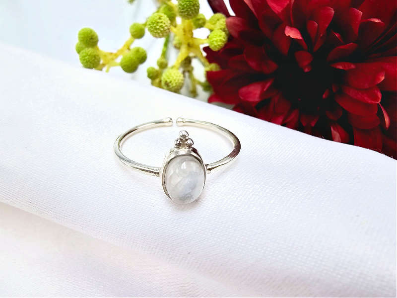 Moonstone Ring Oval Circle Top (925 silver)