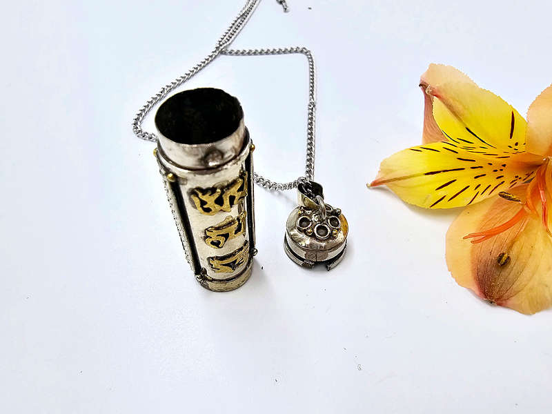Locket Necklace Om Mani Padme Hum (Silver)