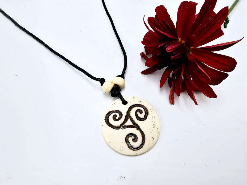 Triskele Necklace Round White
