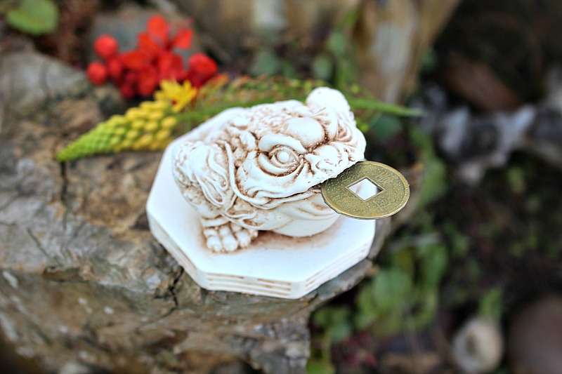 Money Frog Statue White (7cm)