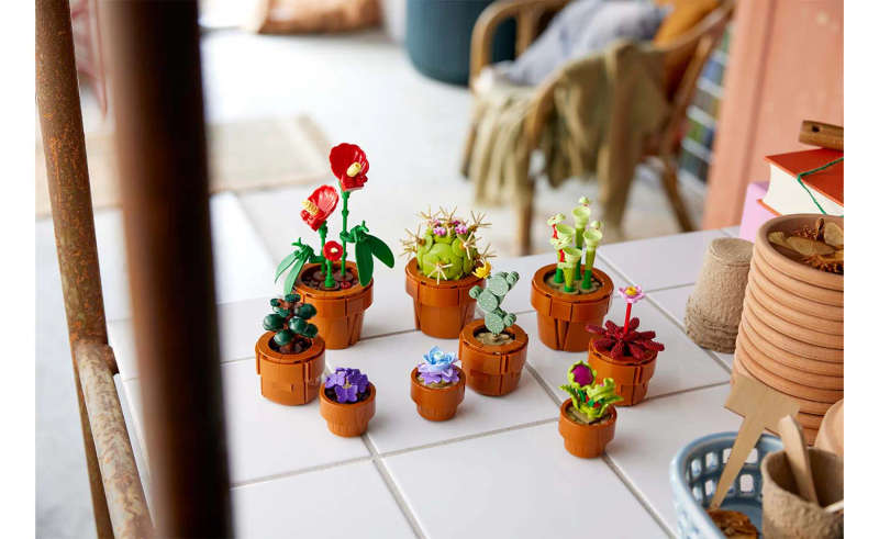 LEGO® ICONS Tiny Plants 10329