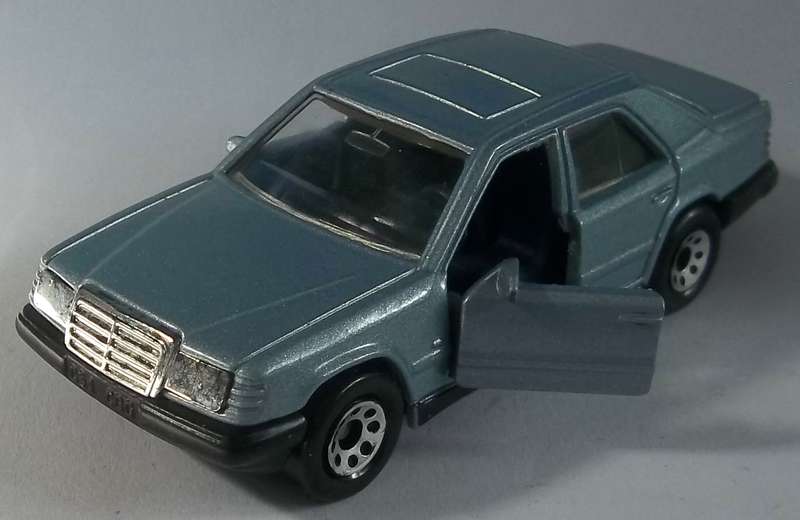 MATCHBOX Lesney Superfast Mercedes Benz 300 E Made in Macau 1986 Vintage Car Doors Open