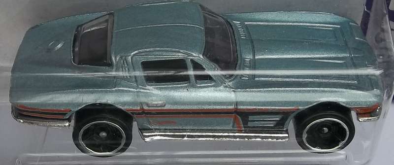HOT WHEELS SHOWROOM Chevrolet Corvette 2013 HOTWHEELS Similar Scale to Matchbox