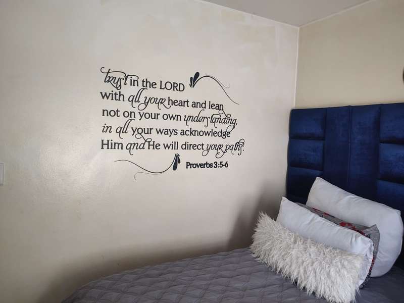 Vinyl wall art - Bible verse : Trust in the Lord with all your heart.