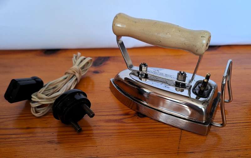 Vintage Prilect Travelling Iron