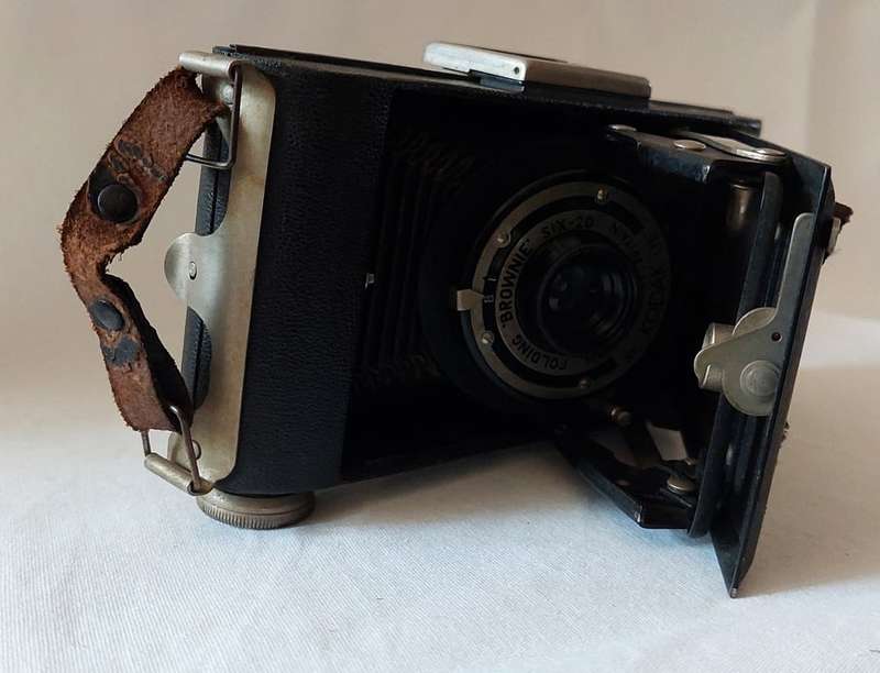 Rare vintage folding ''Brownie'' SIX-20 camera (First model) - Roll Film - Made by Kodak Ltd in G...