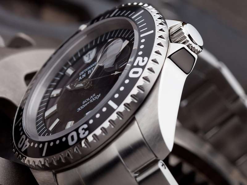 DETOMASO® Men's SAN REMO Solar Powered 300M Watch W. BOX, PAPERS, FULLY LOADED!!