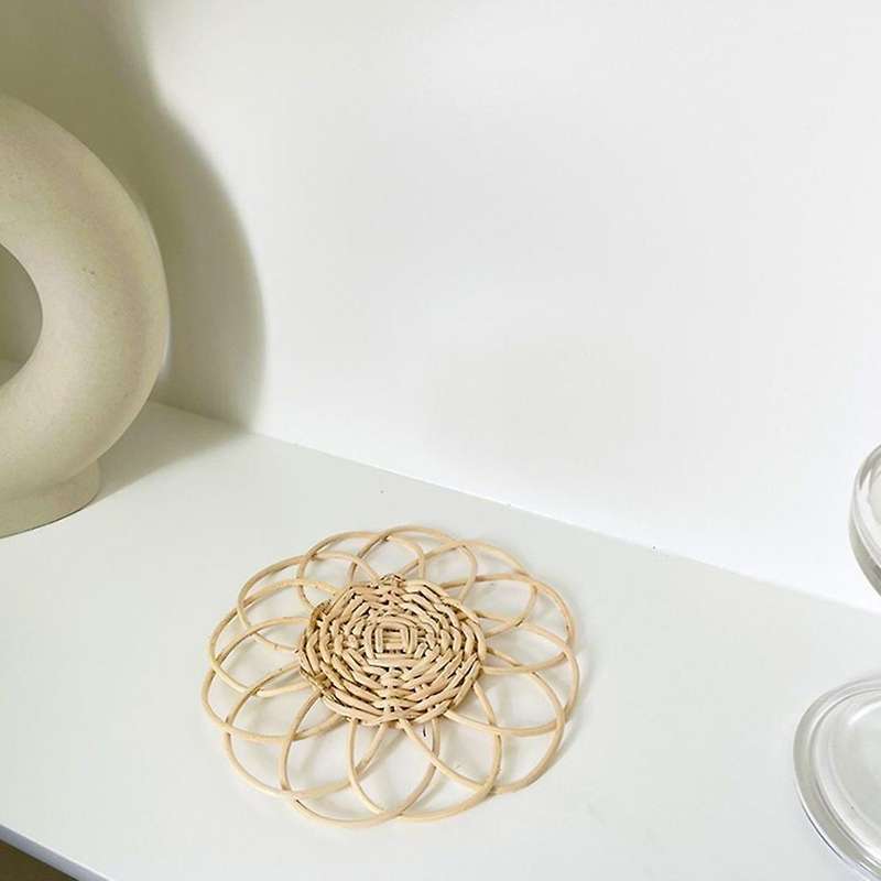2pcs Flower Shape Rattan Woven Coaster Home Cafe Bar Accessories
