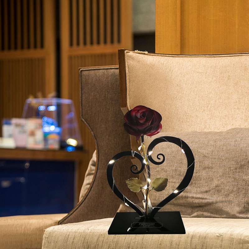 Metal Rose Heart-shaped Stand with Lights Valentine's Day Gift (e)