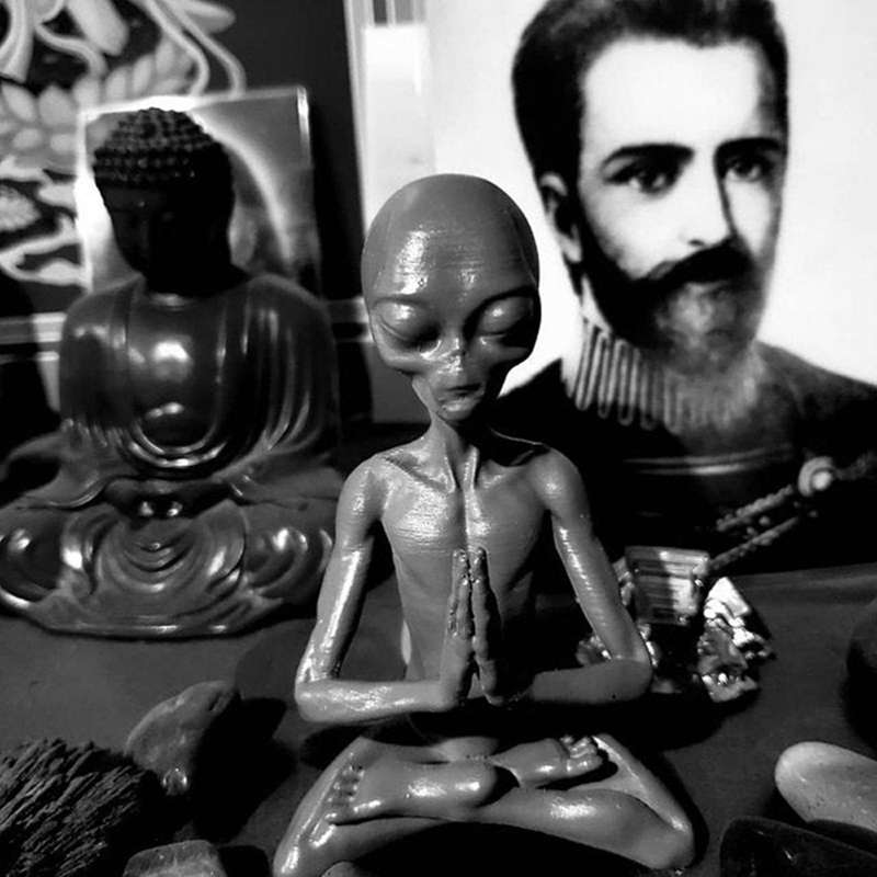 Meditation Alien Statue Mini Resin Ornament Decor for Indoor Outdoor
