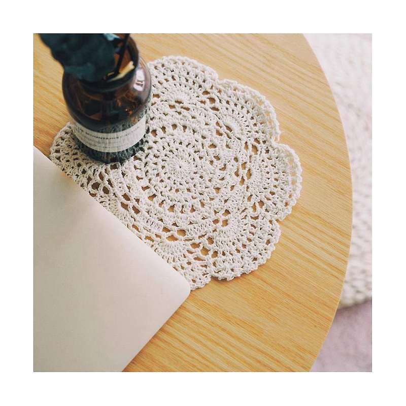 4pcs 8.6 Inch Doilies Crochet Round Lace Doily Handmade Placemats Cotton Crocheted Coasters (beige)