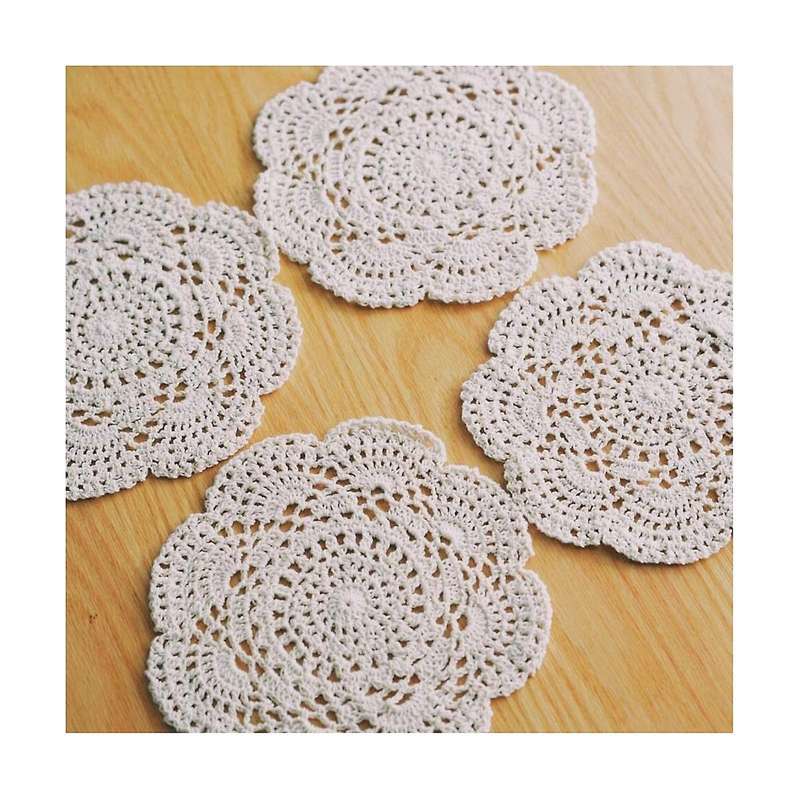 4pcs 8.6 Inch Doilies Crochet Round Lace Doily Handmade Placemats Cotton Crocheted Coasters (beige)