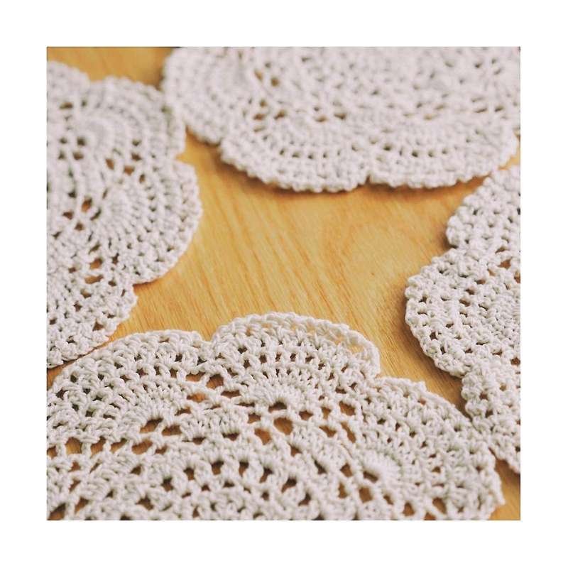 4pcs 8.6 Inch Doilies Crochet Round Lace Doily Handmade Placemats Cotton Crocheted Coasters (beige)
