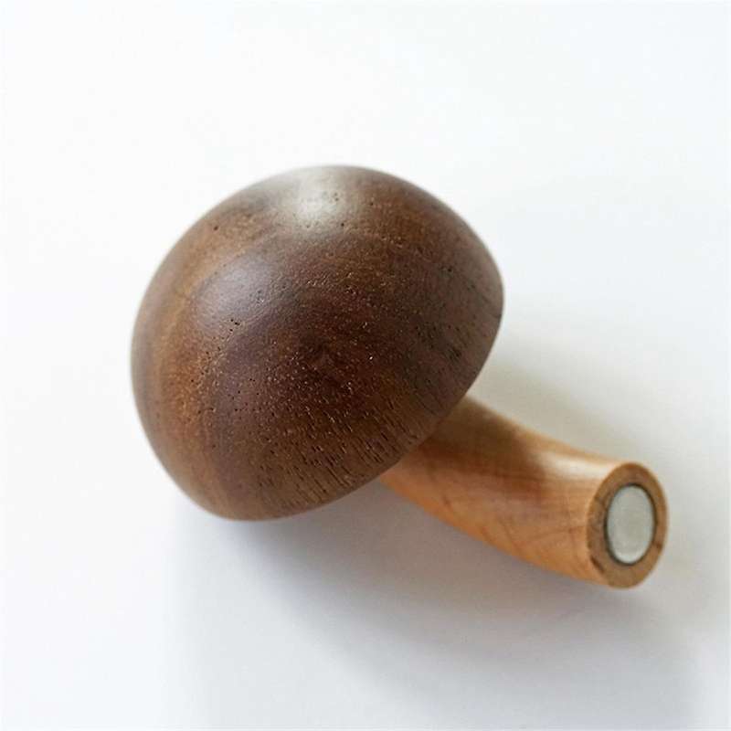 4Pcs Wooden Mushroom Refrigerator Magnet Home Kitchen Refrigerator Magnet 3D Solid Wood Magnet Craft