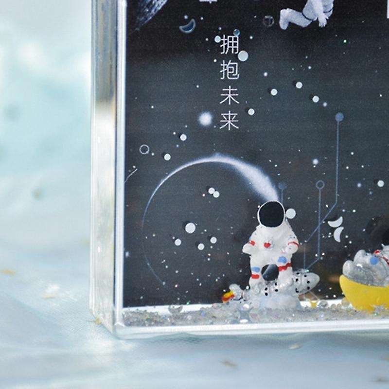 Astronaut Spaceman Desktop Photo Holder Quicksand Liquid Photo Frame with Snow Floating Glitter Fami