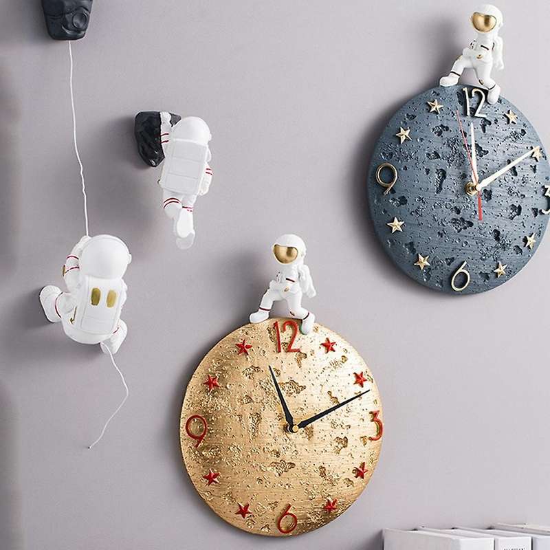 Nordic Astronaut Wall Clock Living Room Bedroom Wall Decoration Clock Resin Cosmonaut Statue Clock A