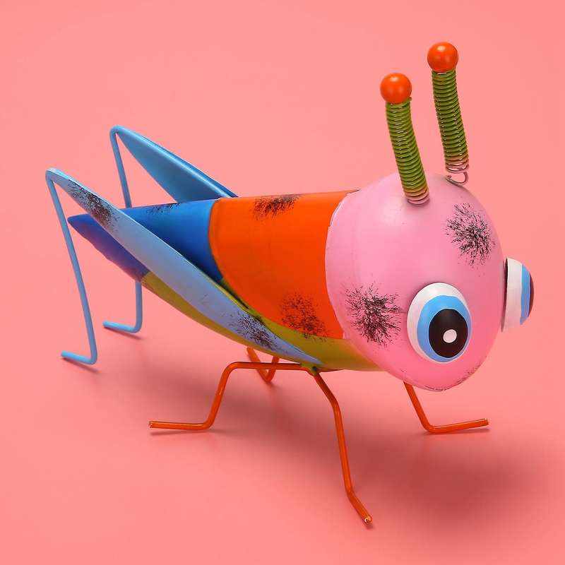Metal Yard Art Grasshopper Statues for Patio Lawn Decorations Pink