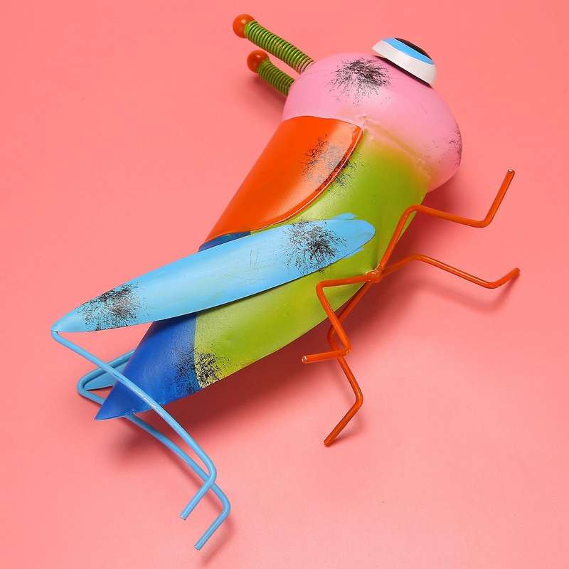 Metal Yard Art Grasshopper Statues for Patio Lawn Decorations Pink