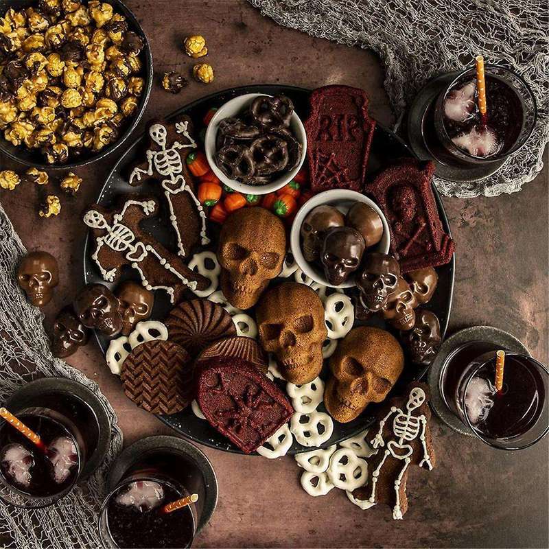 Ware Halloween Bakeware, Haunted Skull Cakelet Pan, Bronze