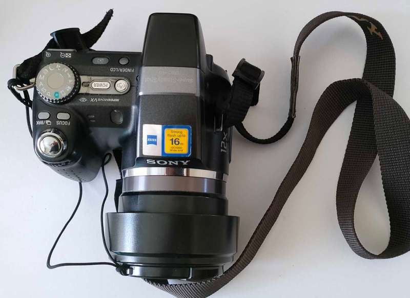 Sony Cybershot Camera - DSC-H5