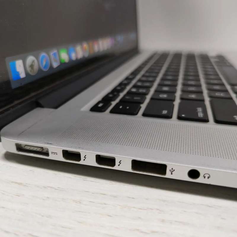 Apple macbook pro 15 inch Retina Display 2014 Model Quad Core i7 16GB Ram 1TB SSD