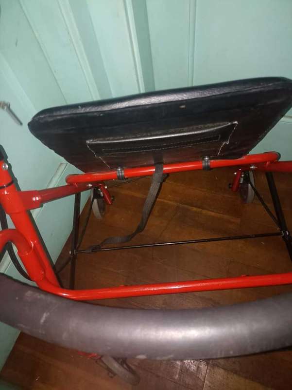Rollater with 4 Wheels and hand Brakes