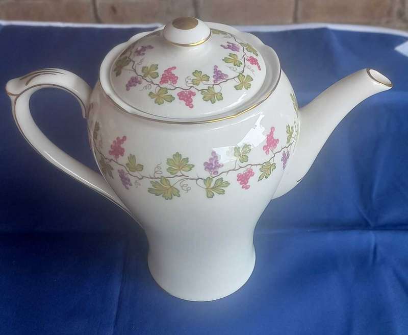 Shelley England wine grape 13698 teapot